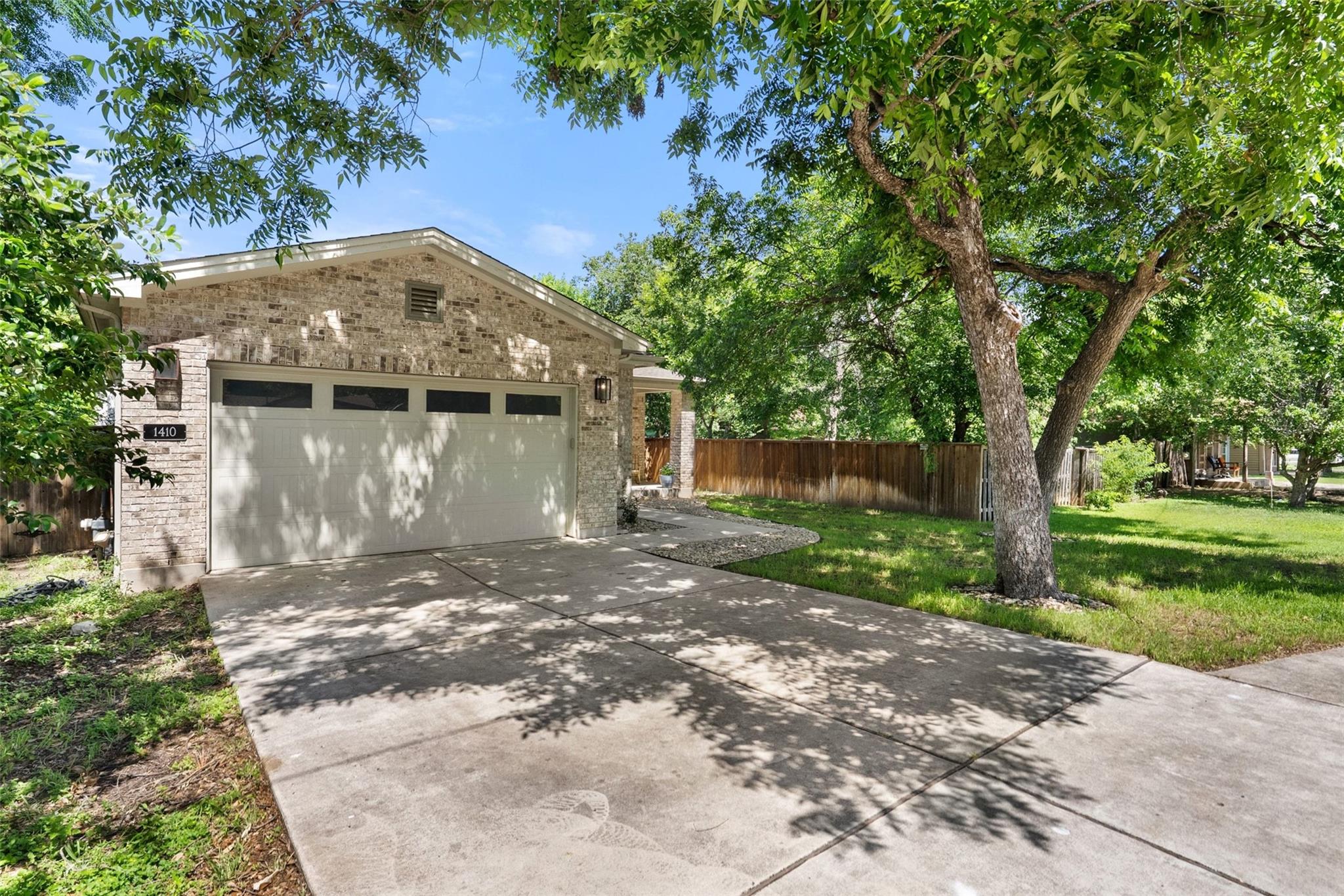 1410 Hart St Property Photo 3