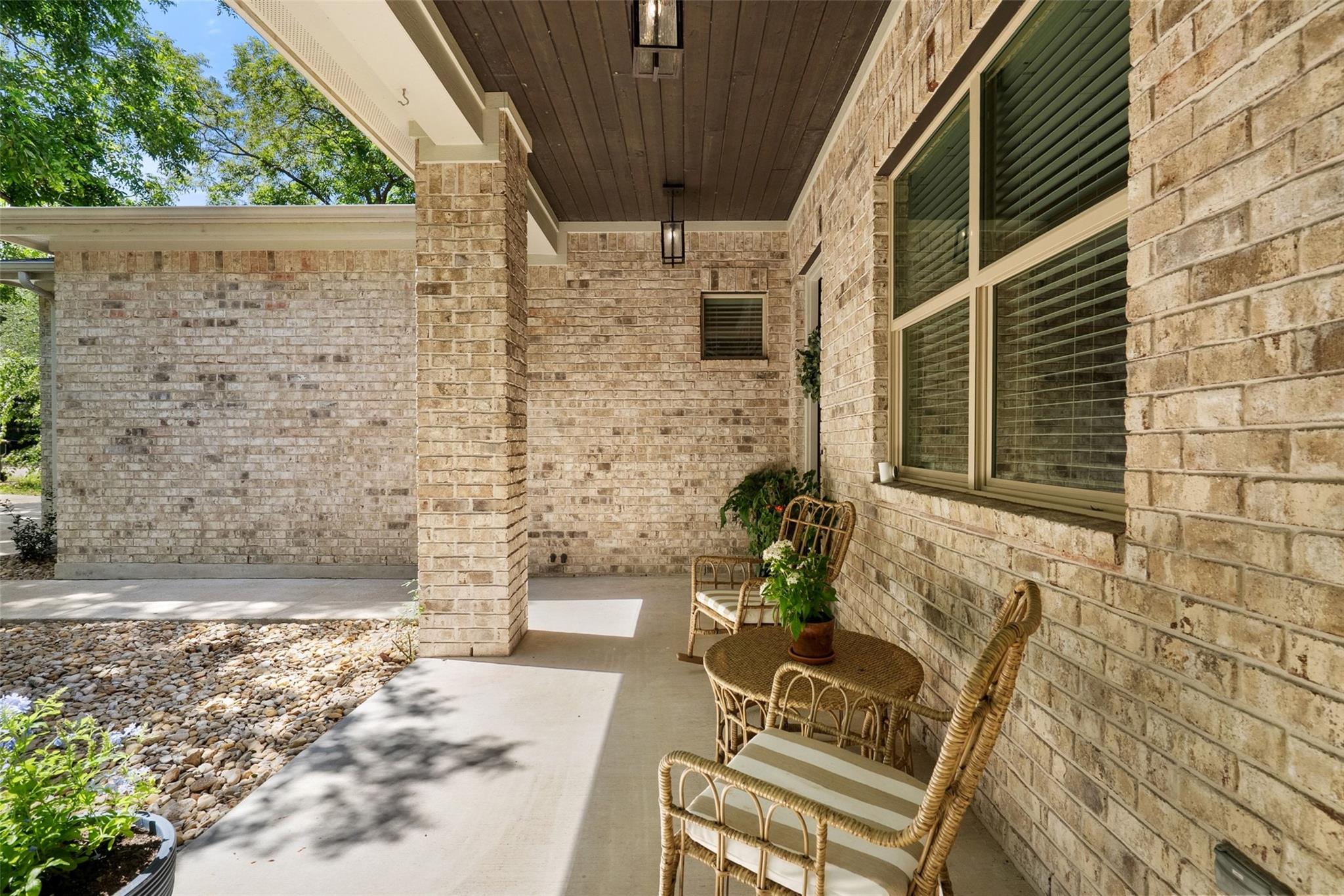 1410 Hart St Property Photo 5