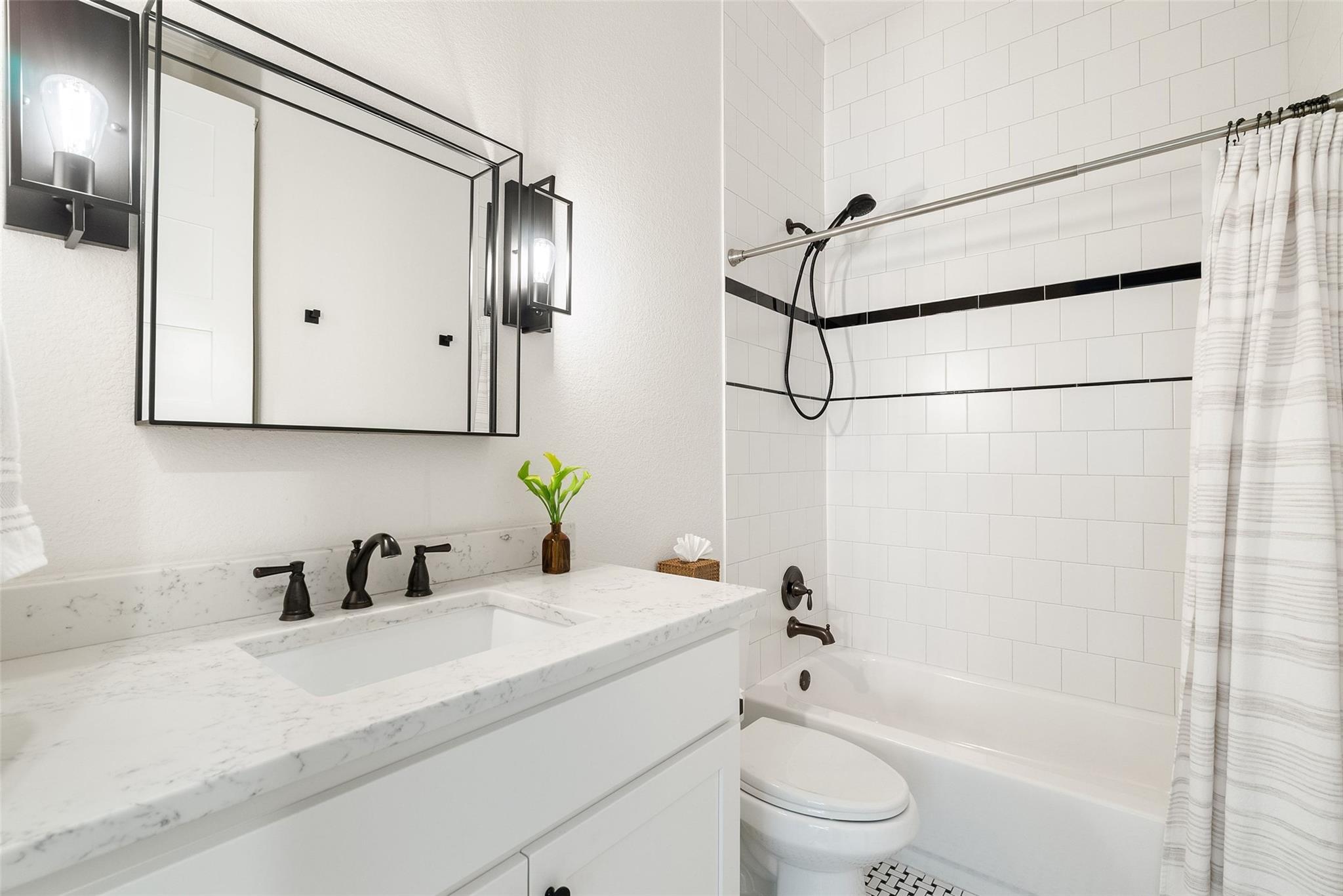 1410 Hart St Property Photo 13