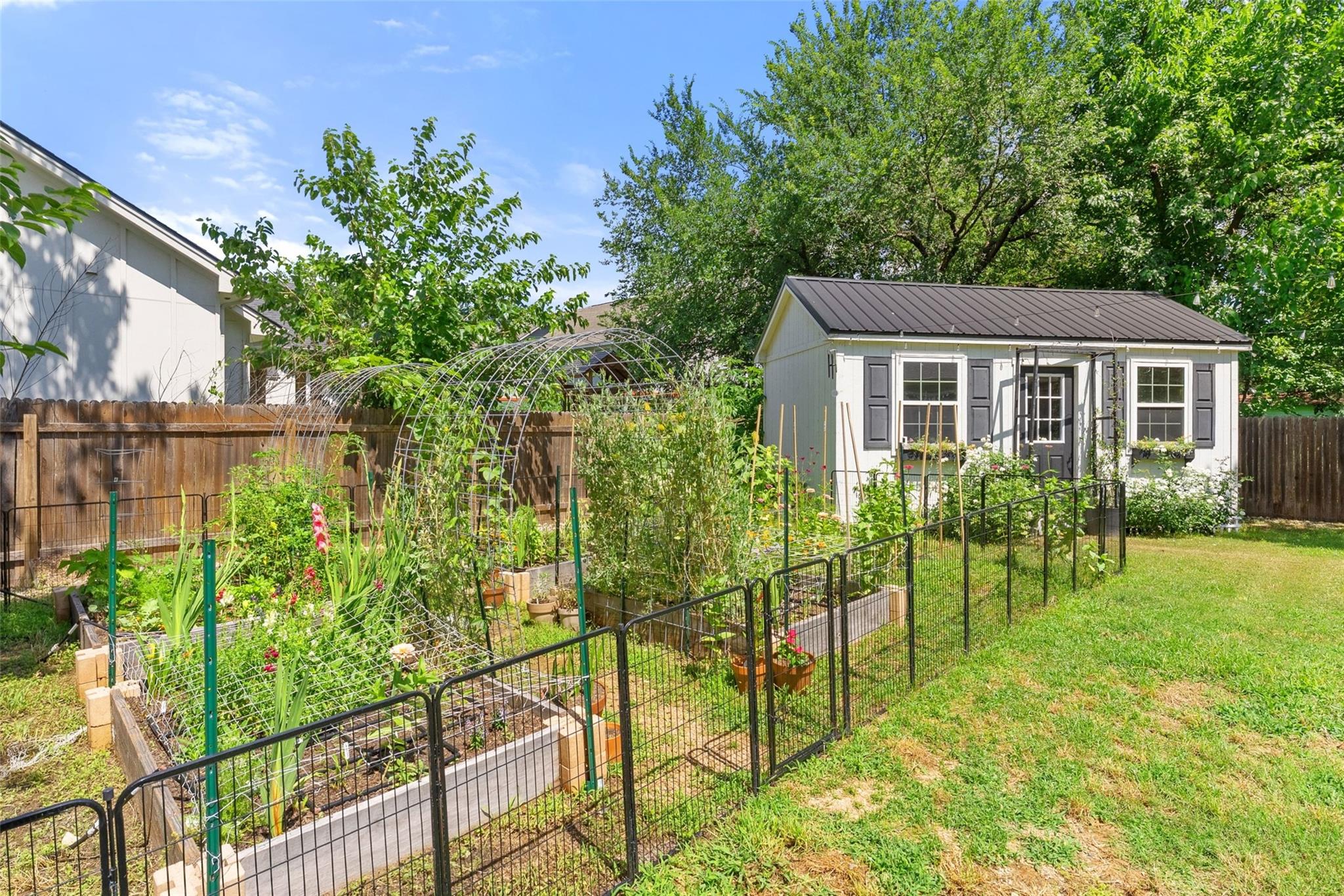 1410 Hart St Property Photo 34