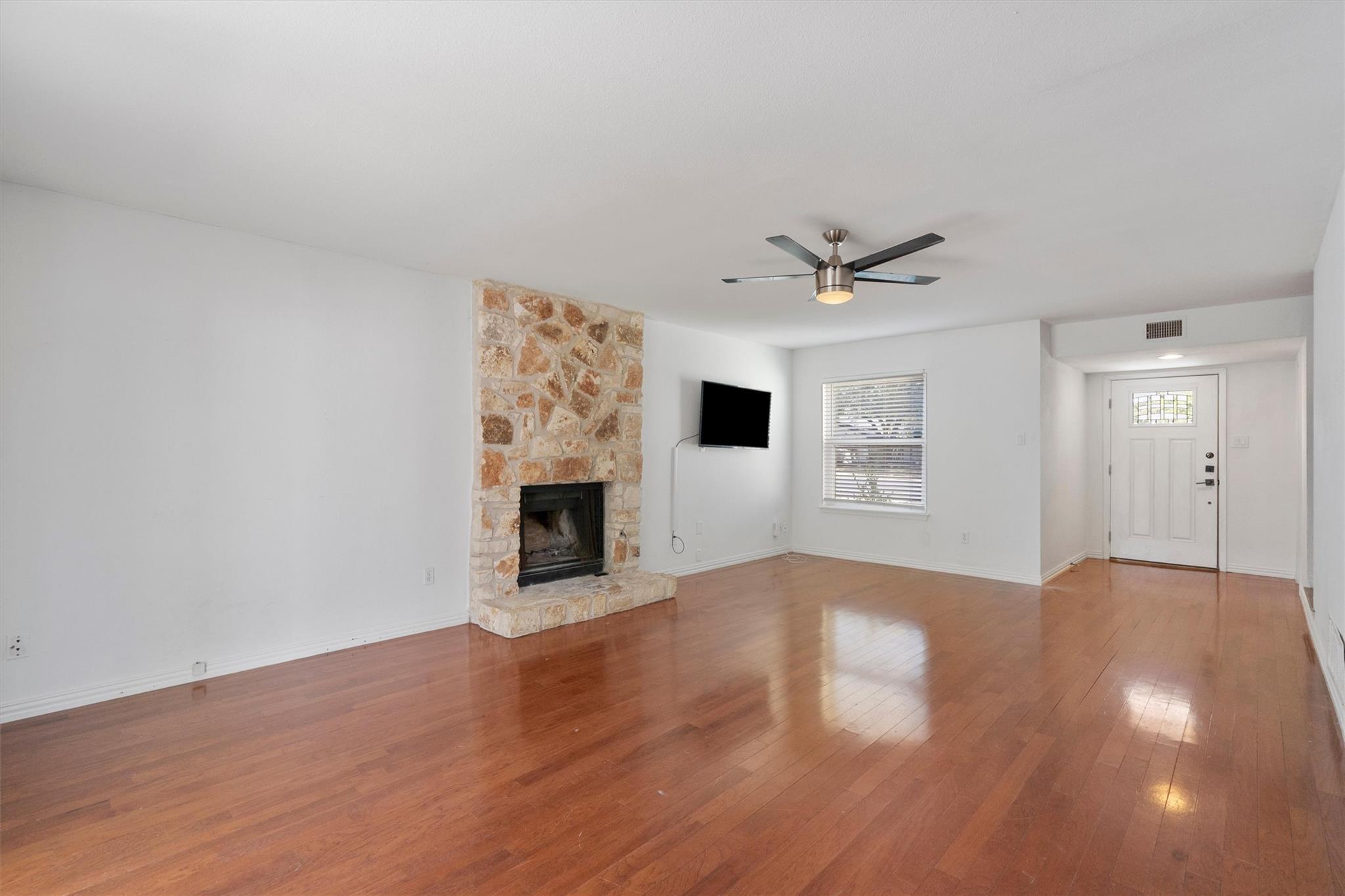 9809 Meadowheath Dr Property Photo 3