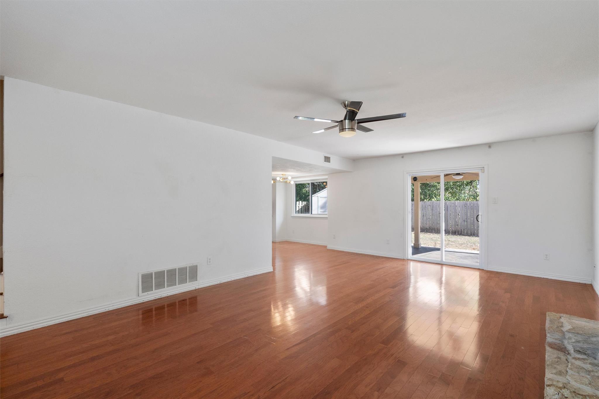 9809 Meadowheath Dr Property Photo 4