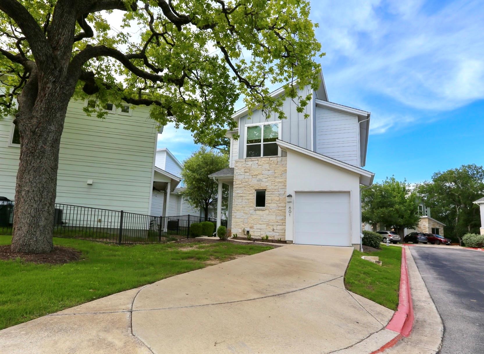 3108 E 51st St #601 Property Photo 4