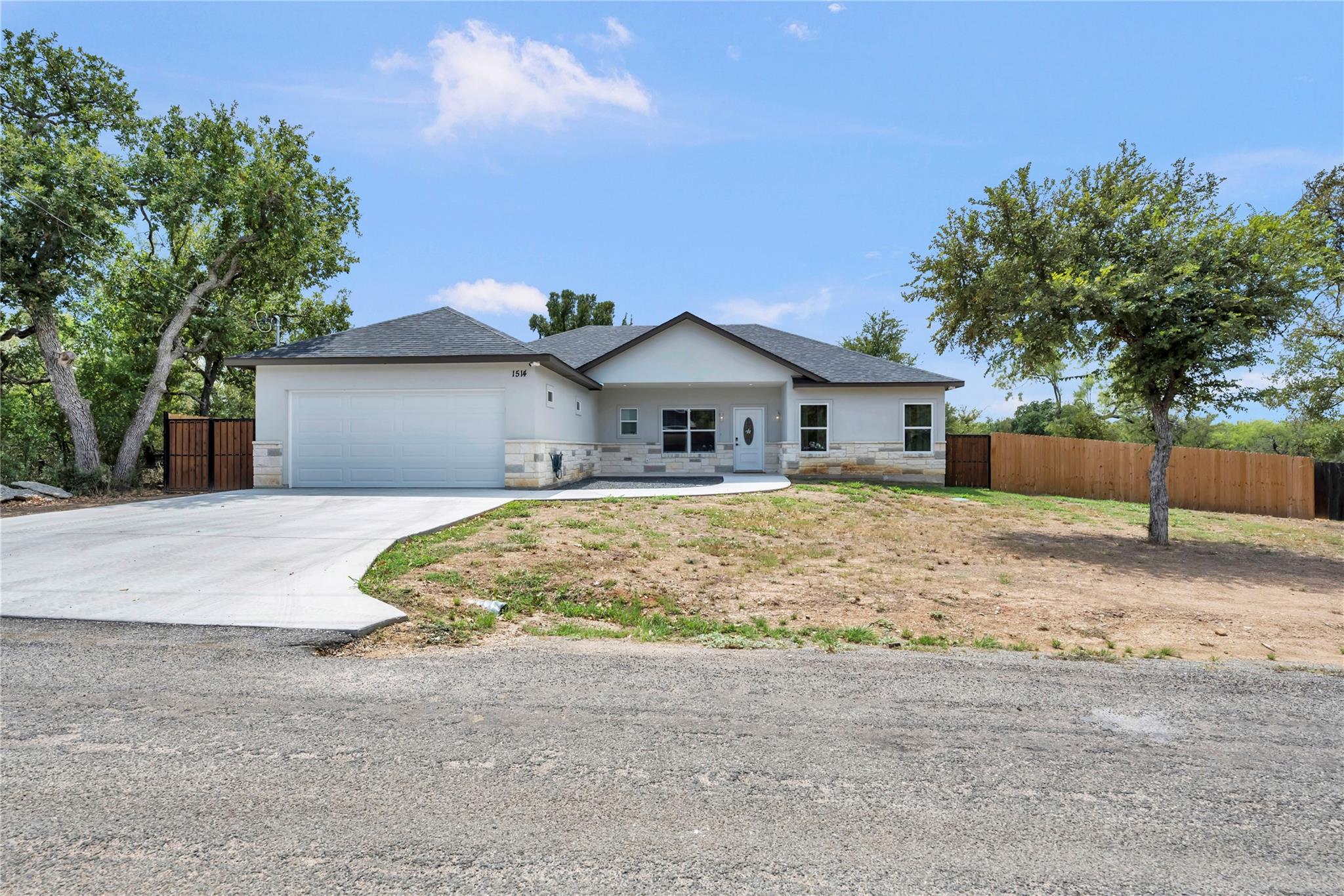 1514 Green Valley Ln Property Photo 2