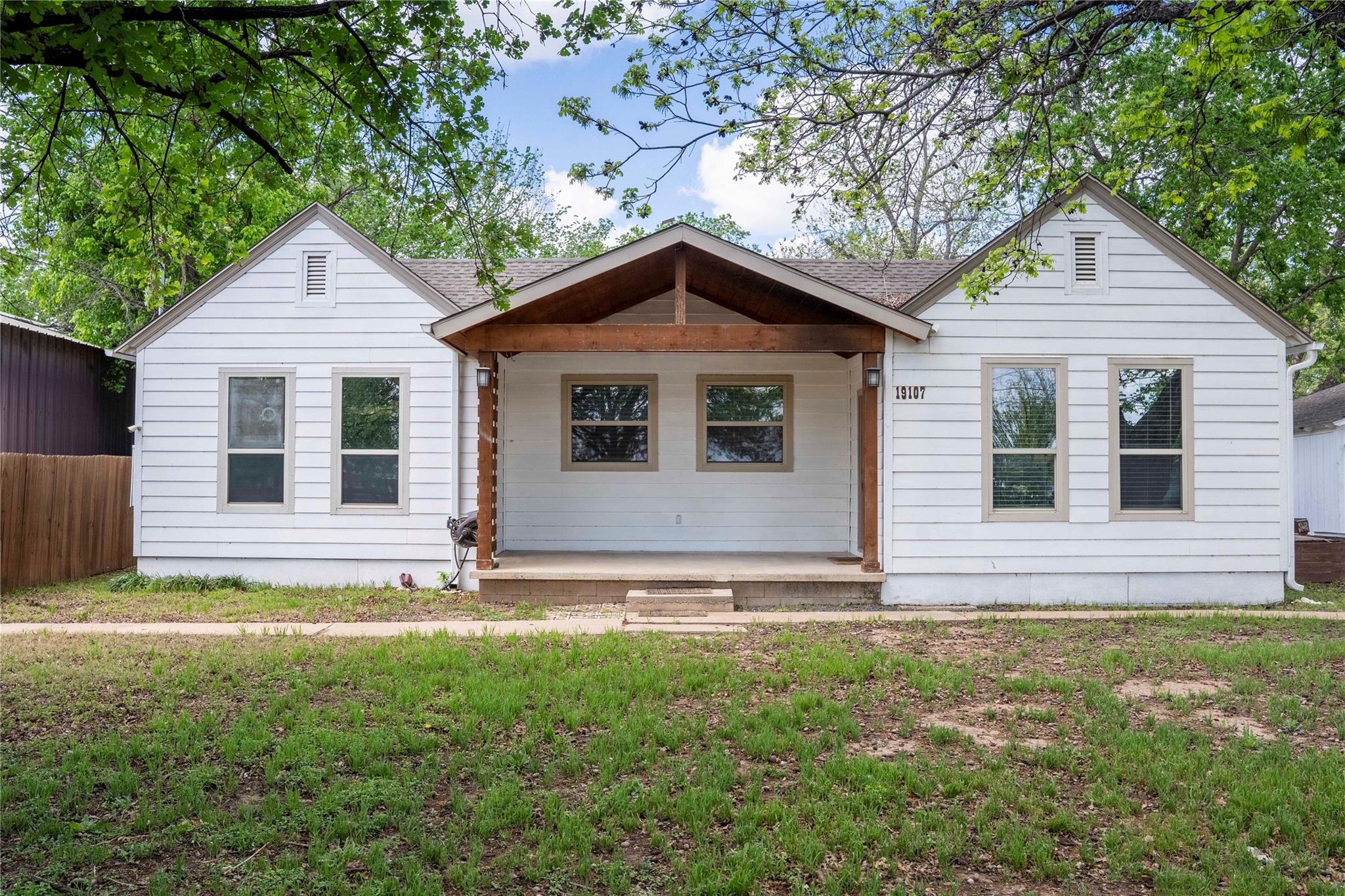 19107 Fm 969 Rd Property Photo 1