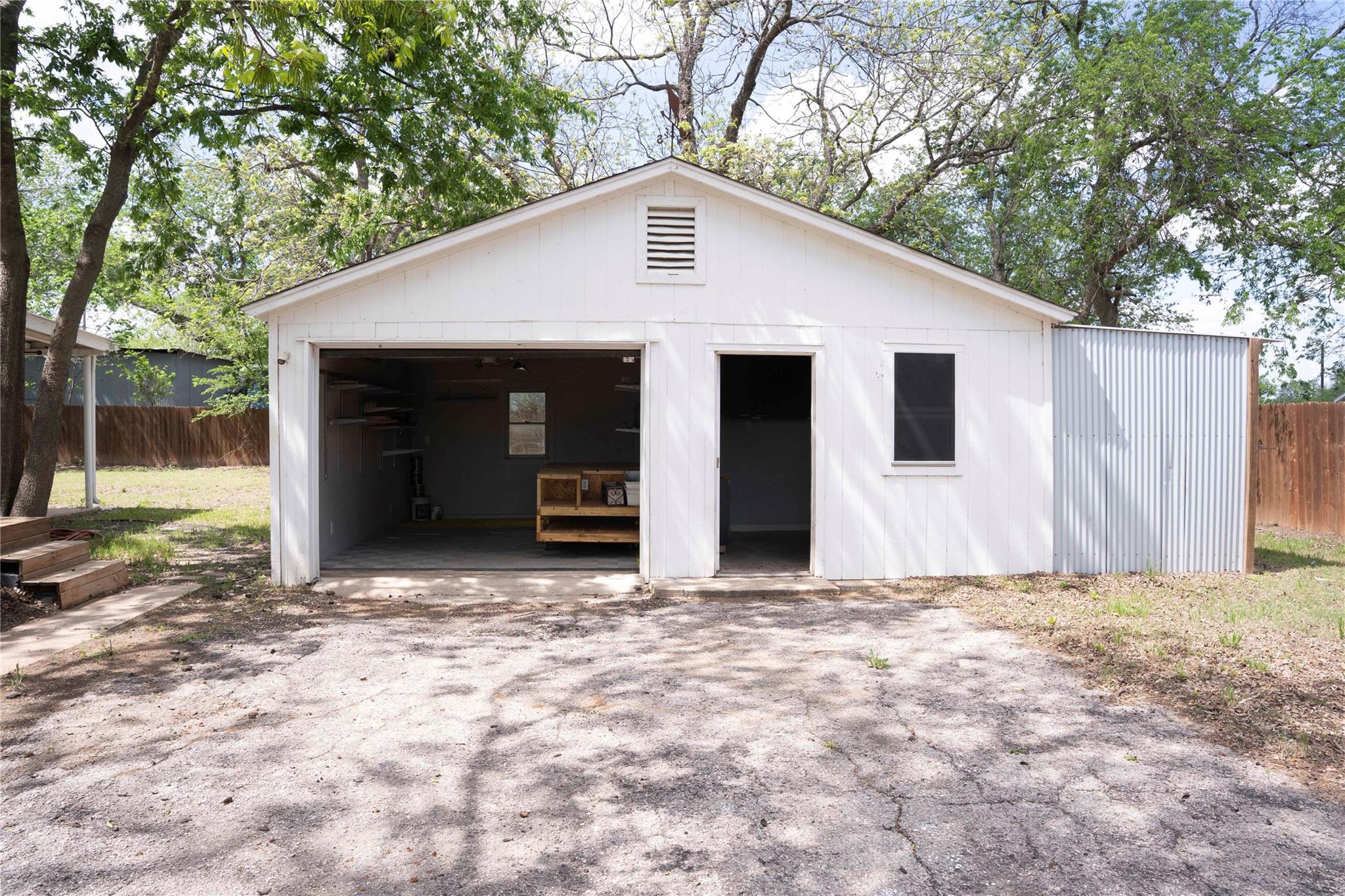 19107 Fm 969 Rd Property Photo 3