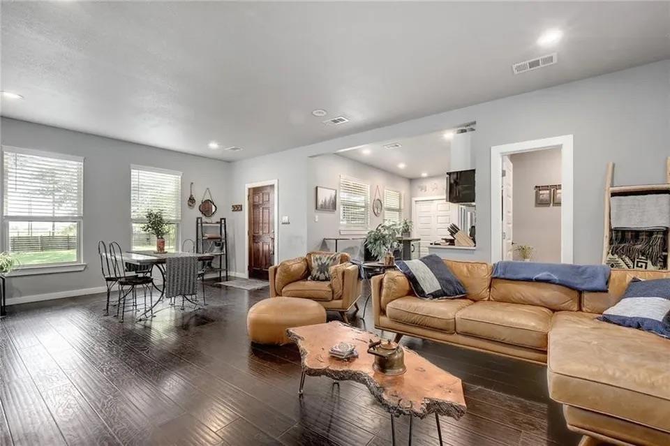 19107 Fm 969 Rd Property Photo 6