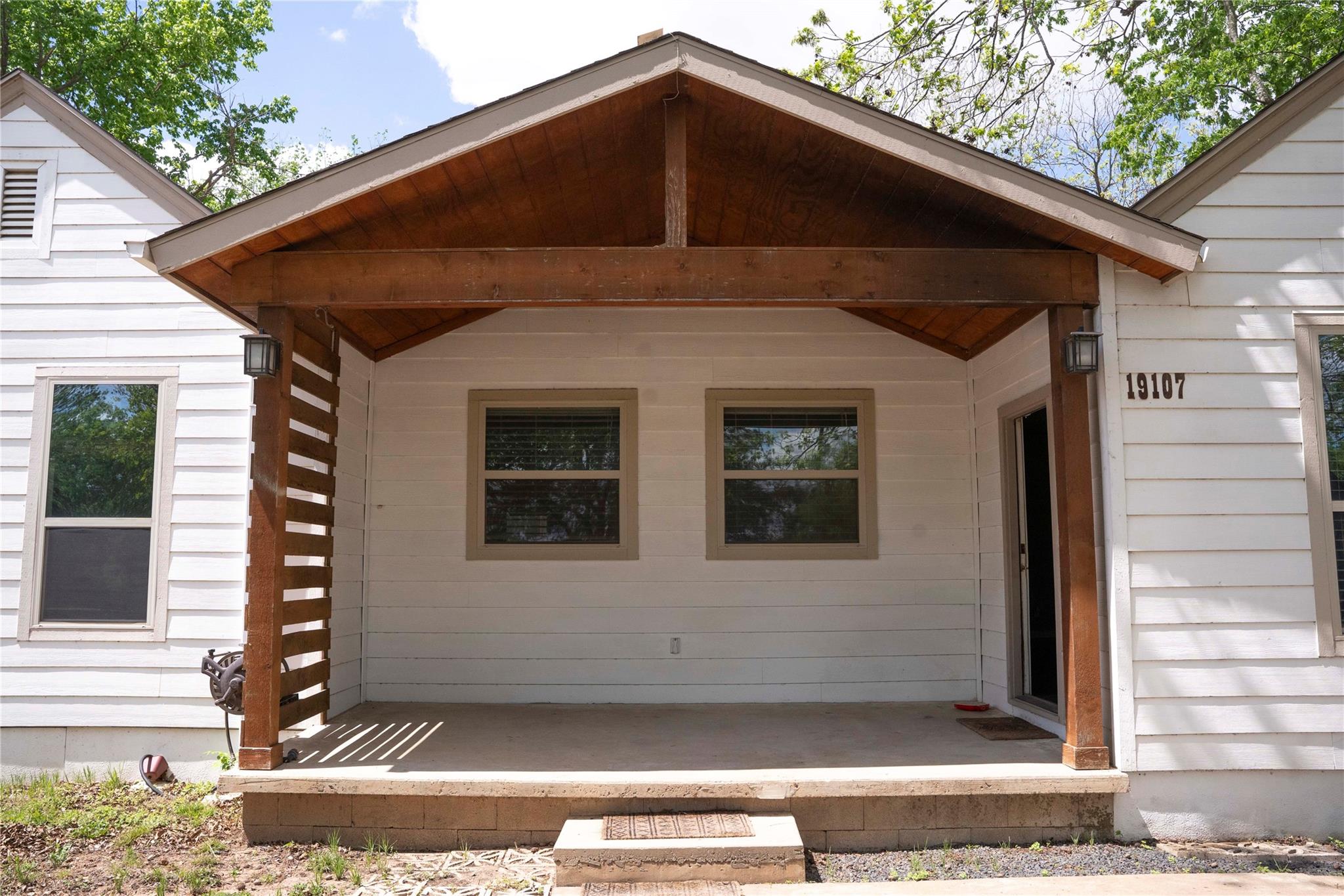 19107 Fm 969 Rd Property Photo 32