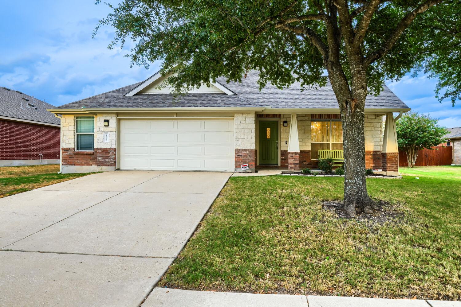 18717 Royal Pointe Dr Property Photo 1