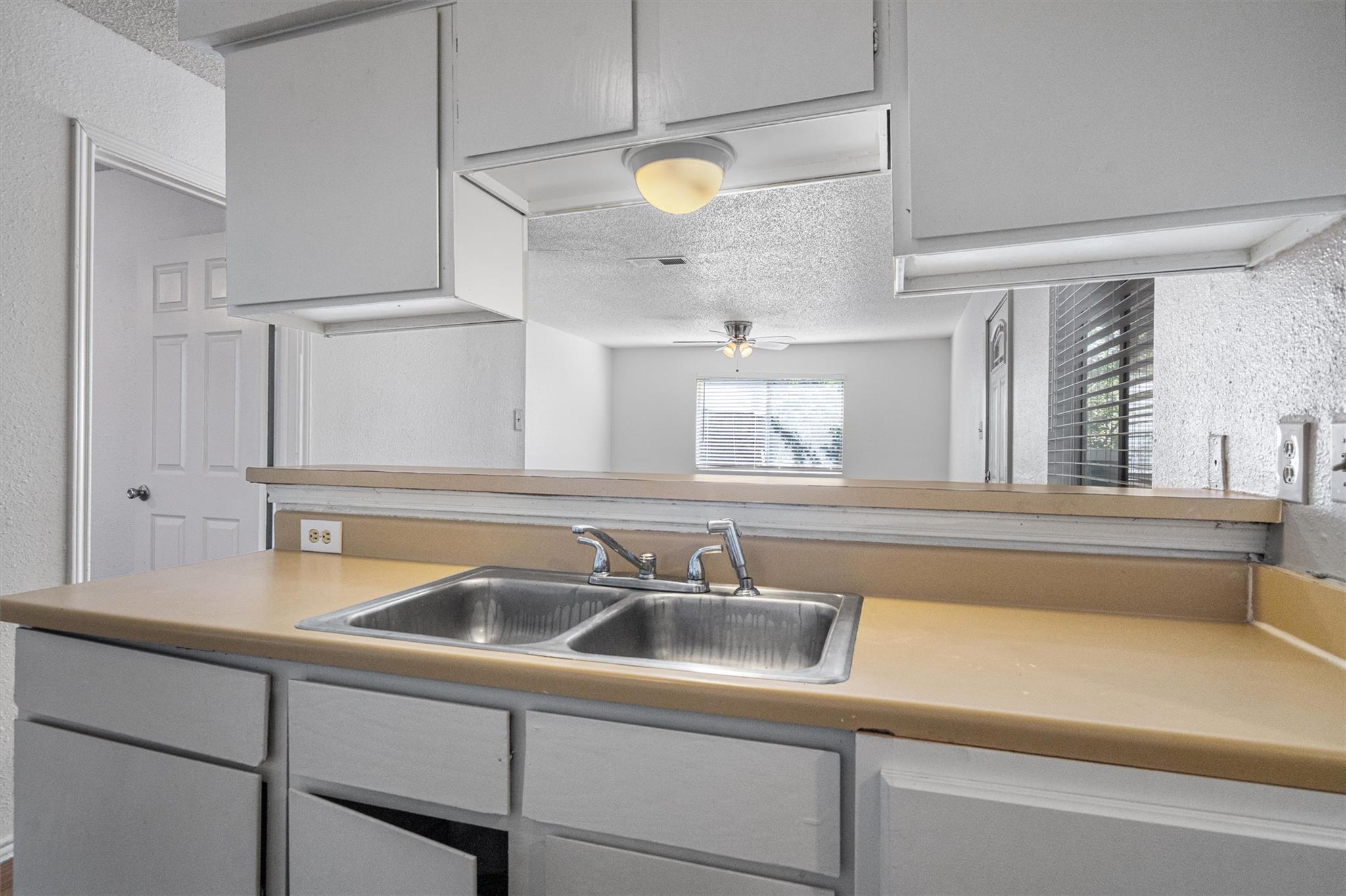 5501 Spring Meadow Rd #b Property Photo 2
