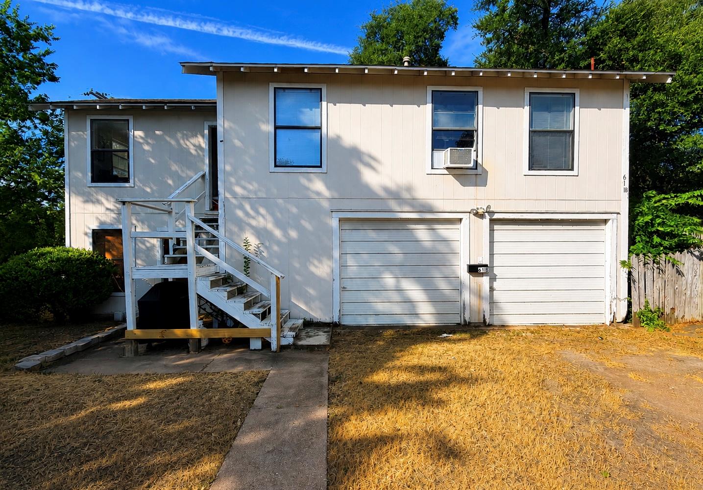 611 W 37th St #b Property Photo 1