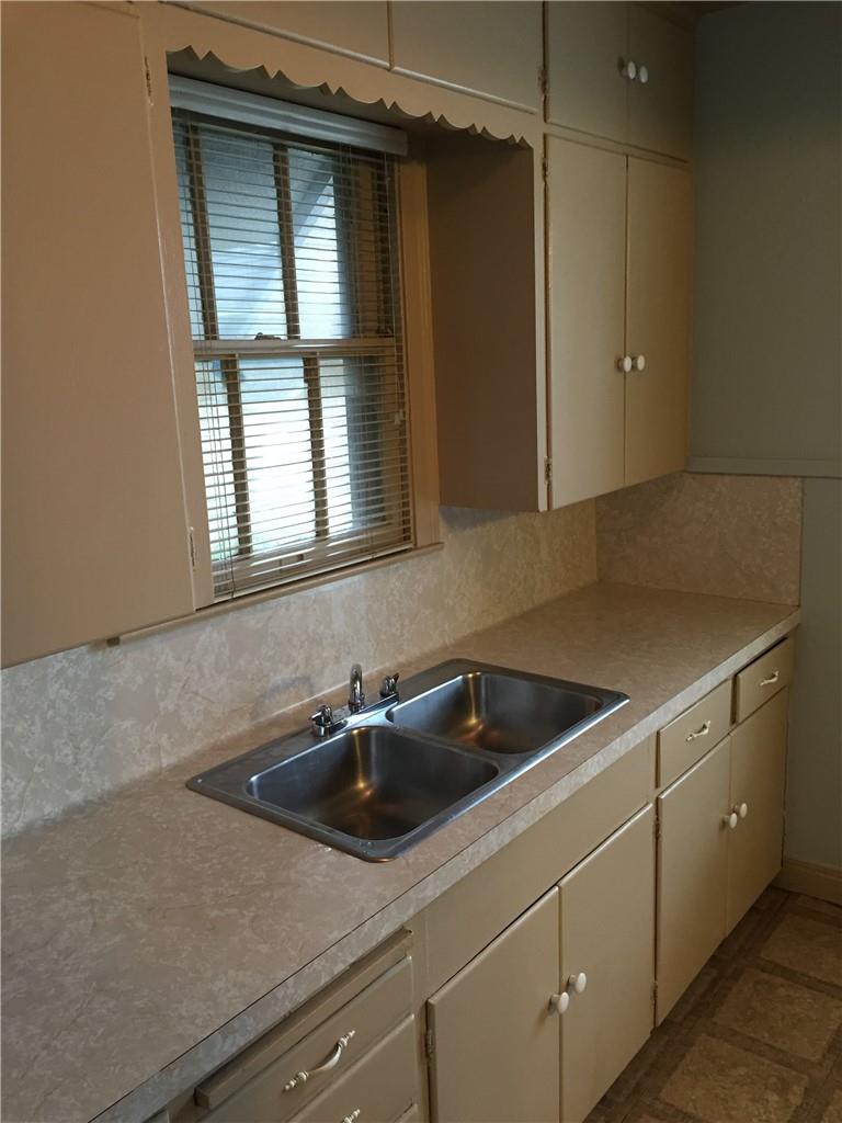 611 W 37th St #b Property Photo 4