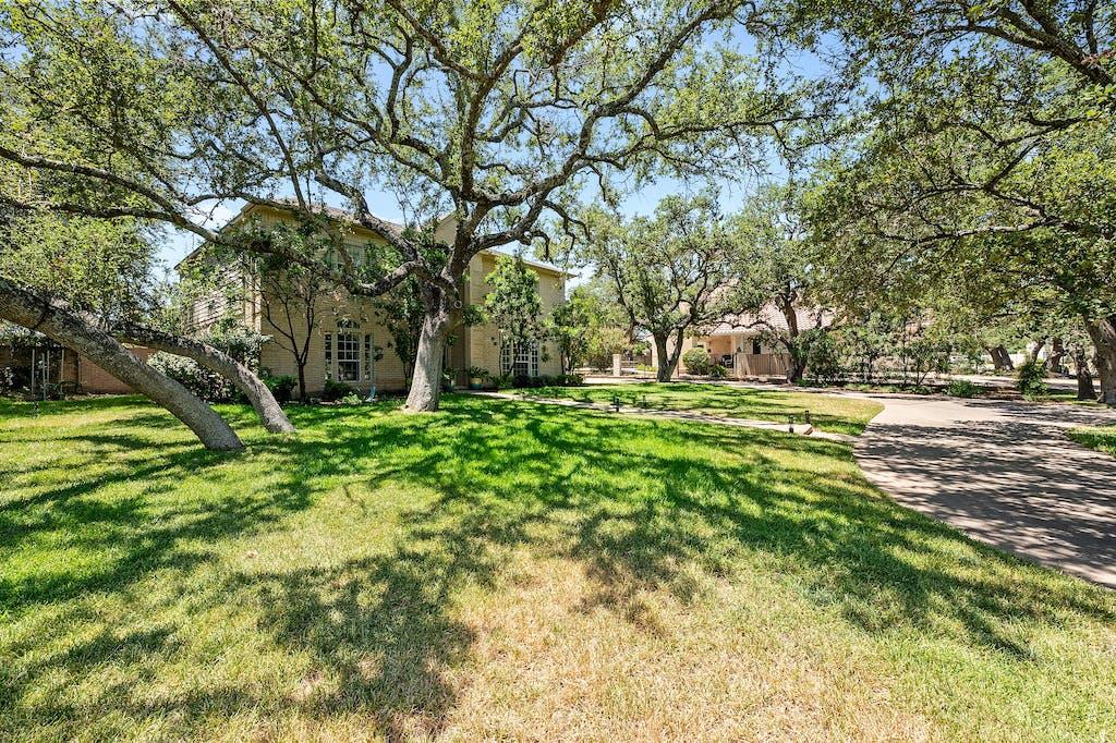 1207 Lakeway Dr Property Photo 2