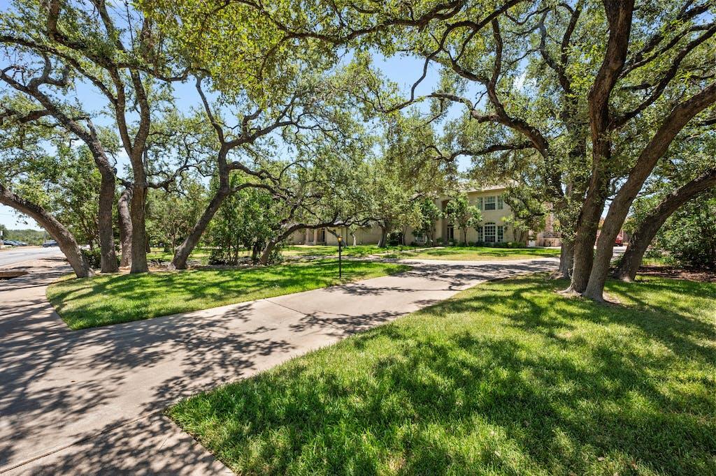 1207 Lakeway Dr Property Photo 3