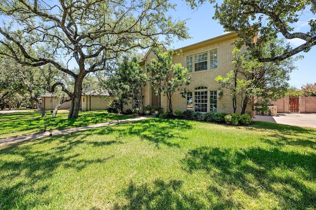 1207 Lakeway Dr Property Photo 4