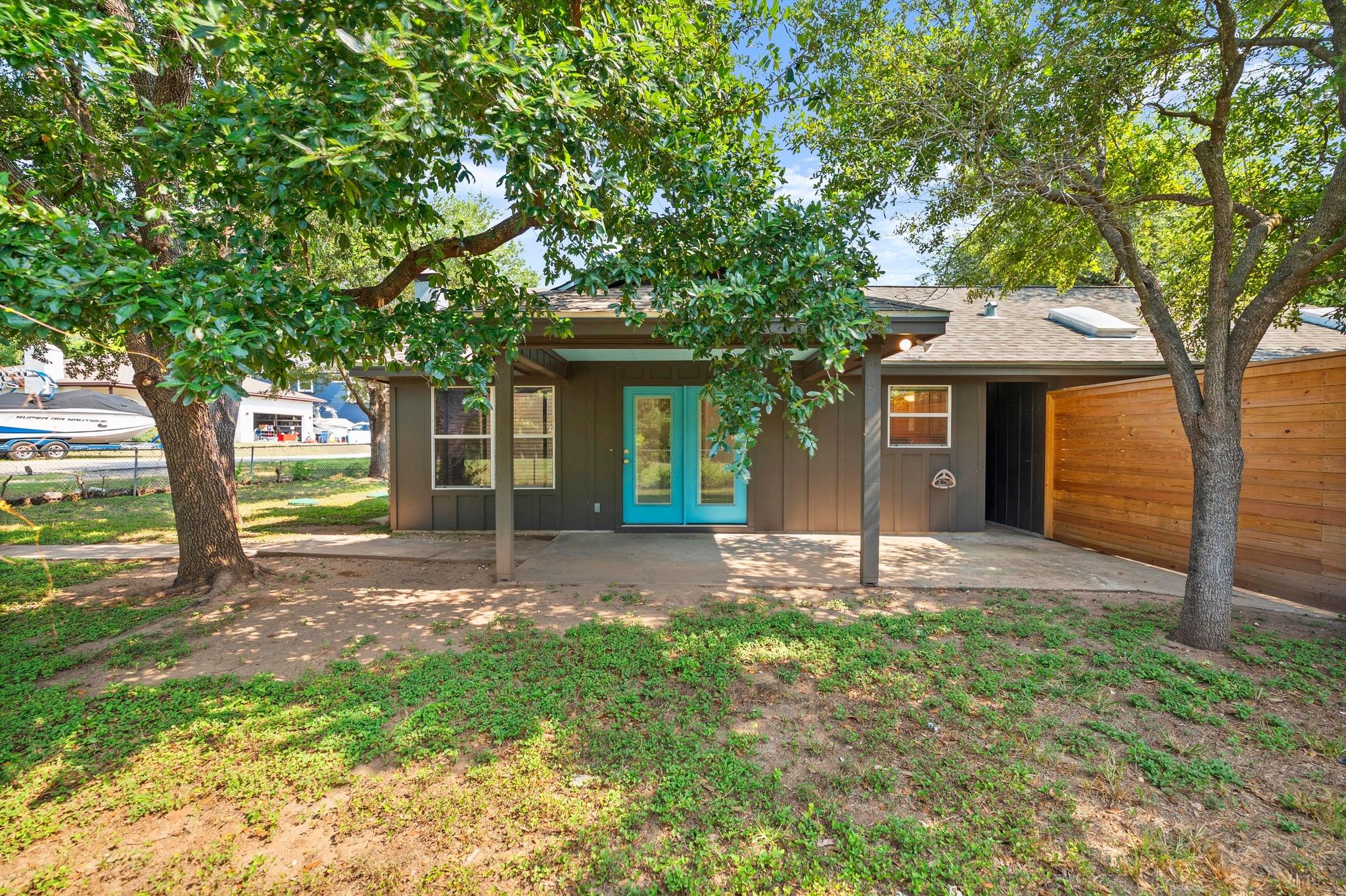 1601 West Ln #a Property Photo 4