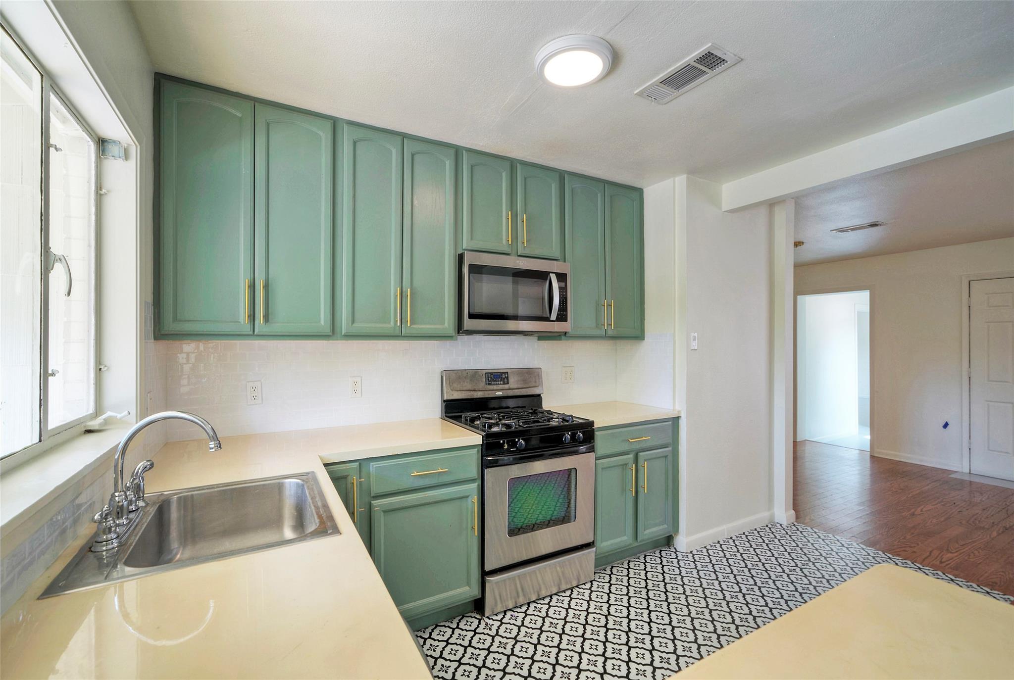 1803 Pearl St Property Photo 4