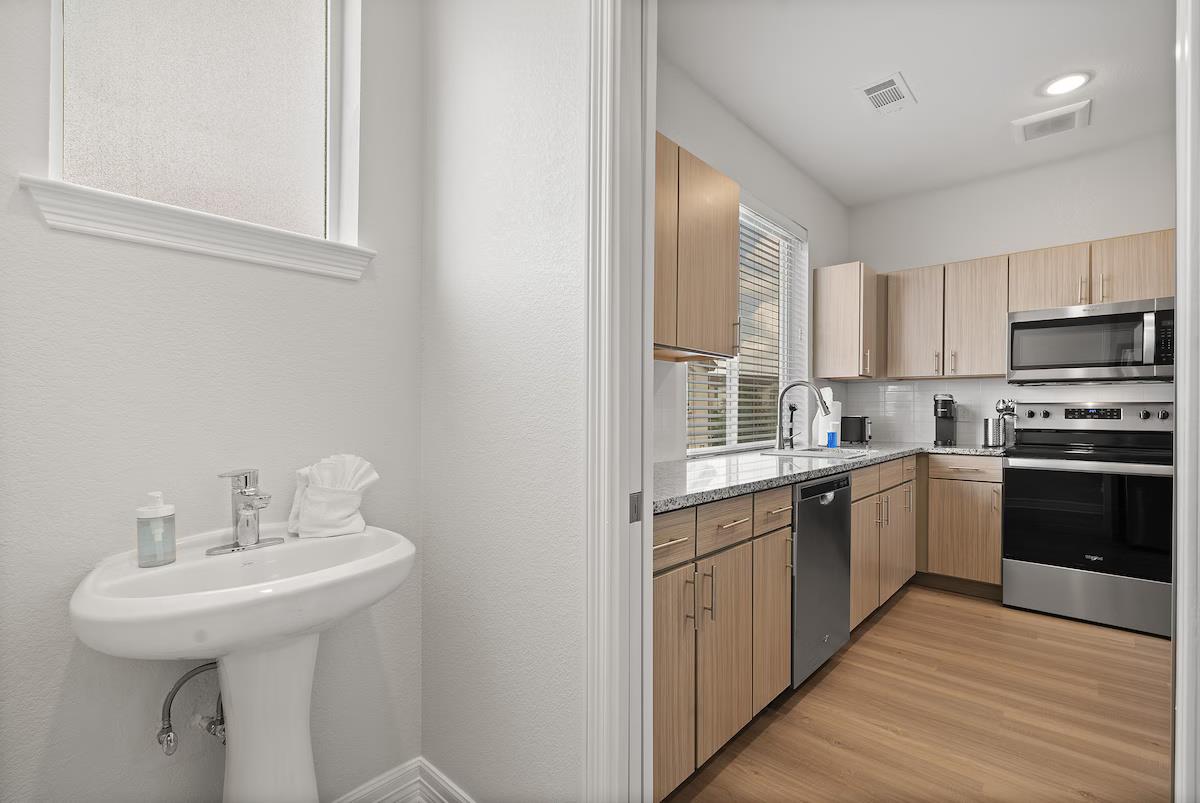 1201 W Whitestone Blvd #h-203 Property Photo 12