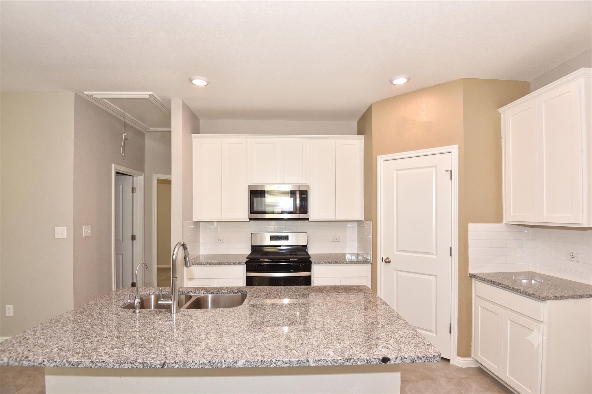 241 Serpens St Property Photo 4