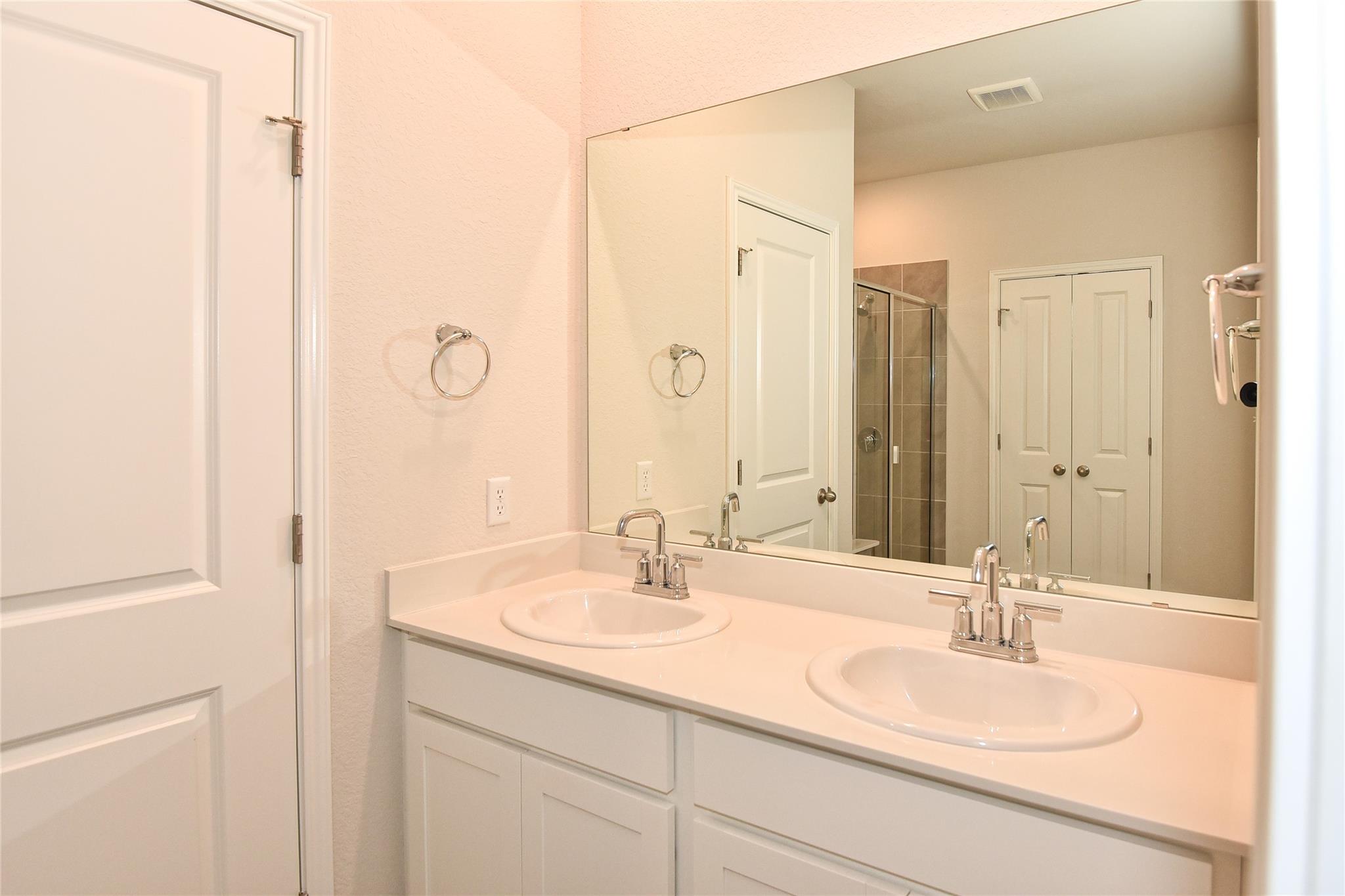 241 Serpens St Property Photo 9
