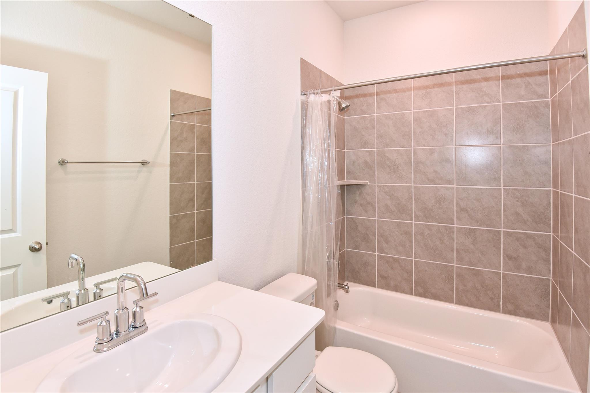241 Serpens St Property Photo 13