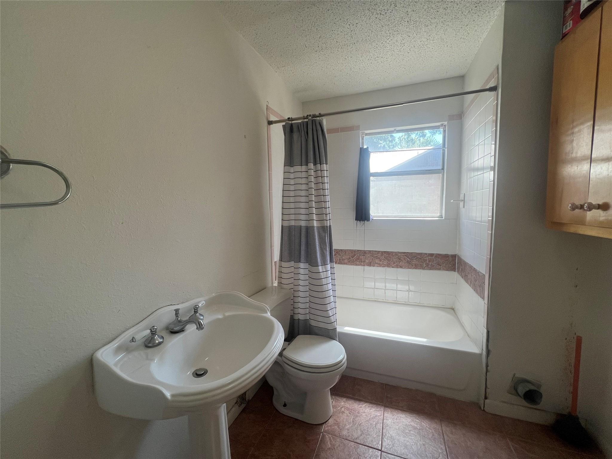 1710 Holly St Property Photo 10
