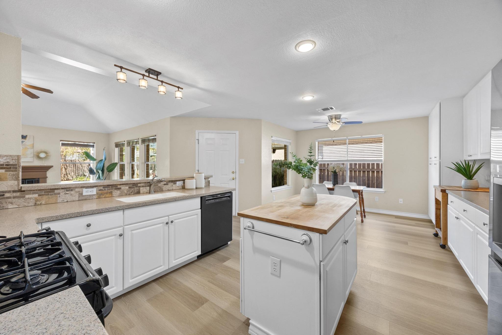 2215 Granger Ln Property Photo 11