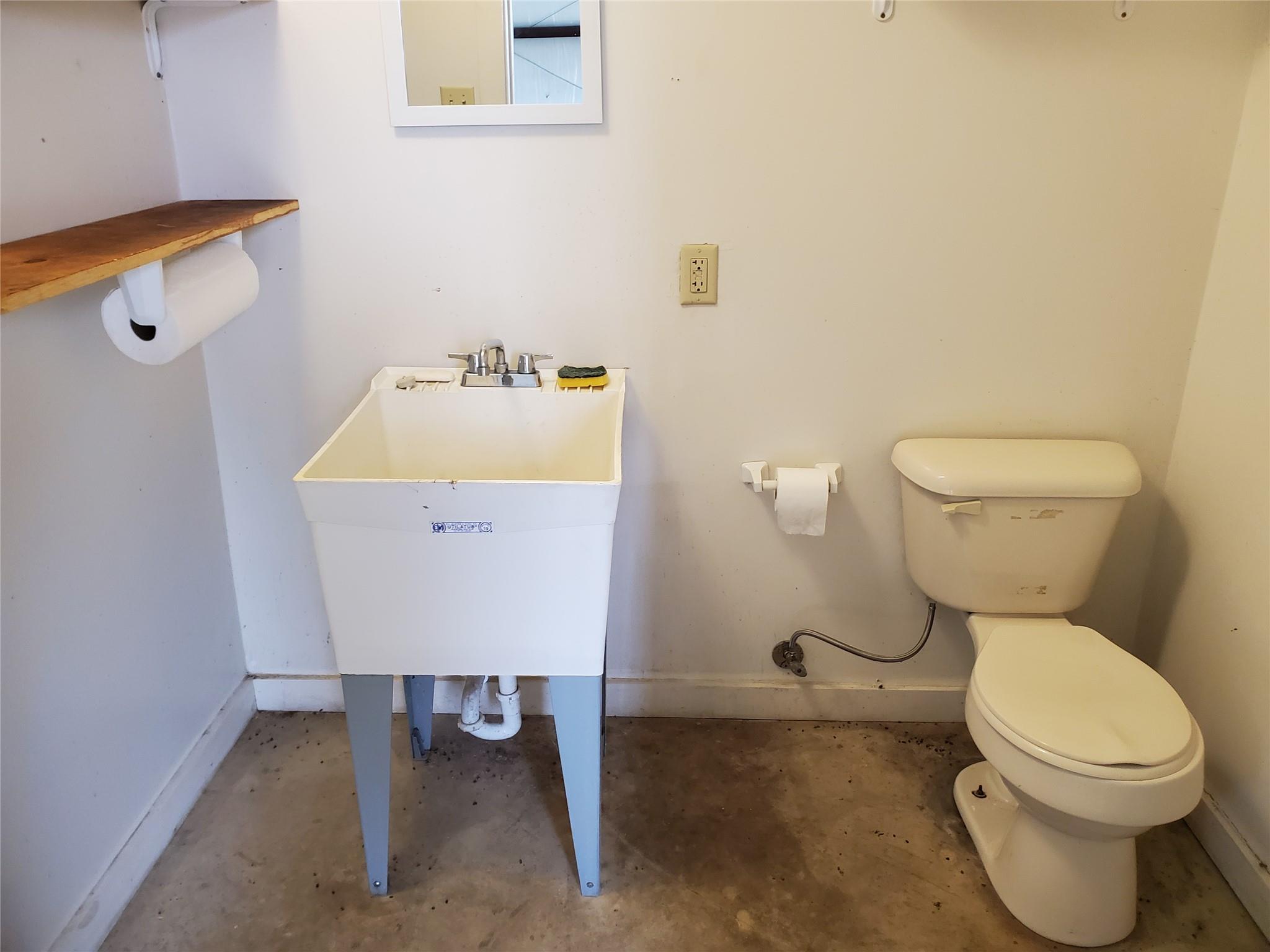 1010 Martin Rd Property Photo 5