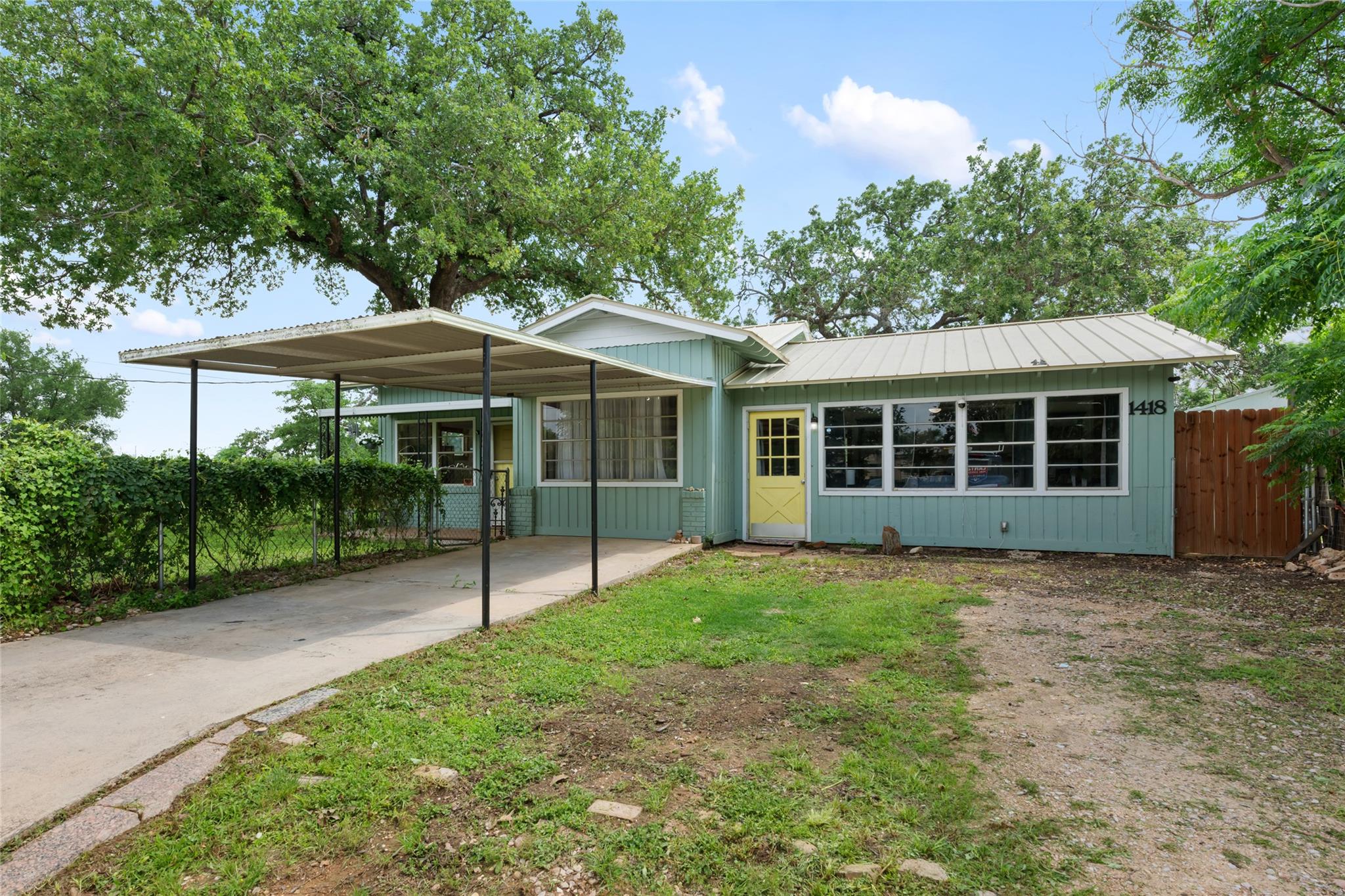 1418 Kingshill Dr Property Photo 1