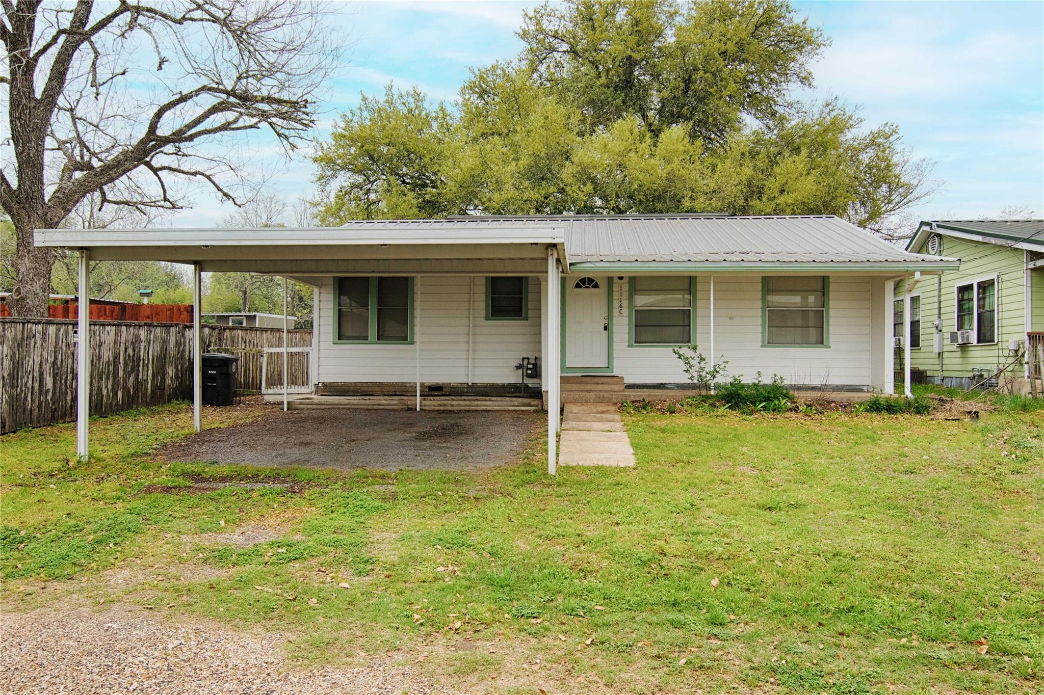 1116-c Simpson St Property Photo