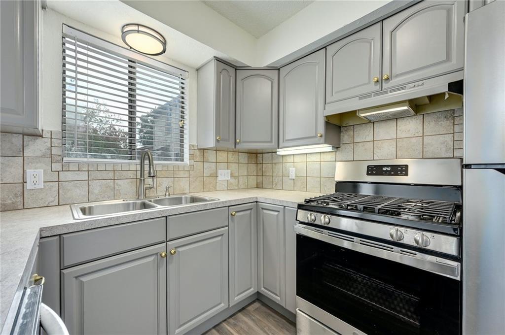 204 Northwest Dr #e Property Photo 10