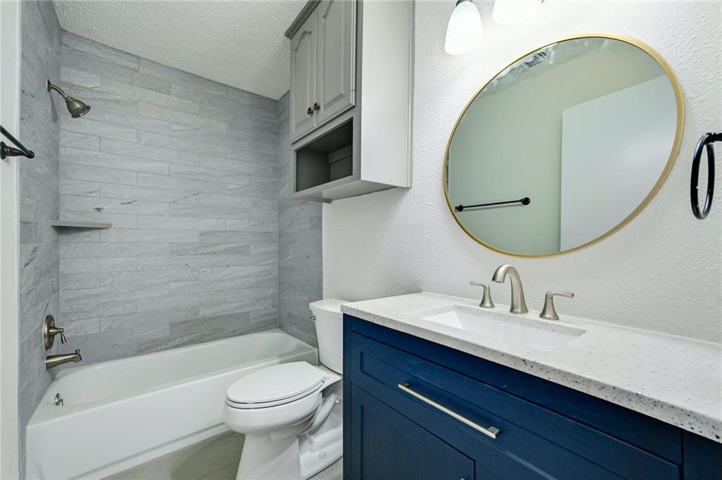 204 Northwest Dr #e Property Photo 16