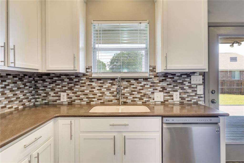 15113 Fernhill Dr Property Photo 8