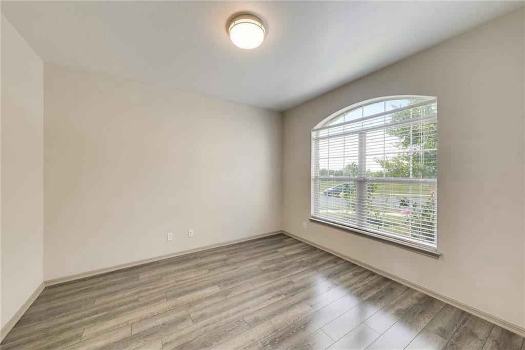 15113 Fernhill Dr Property Photo 10