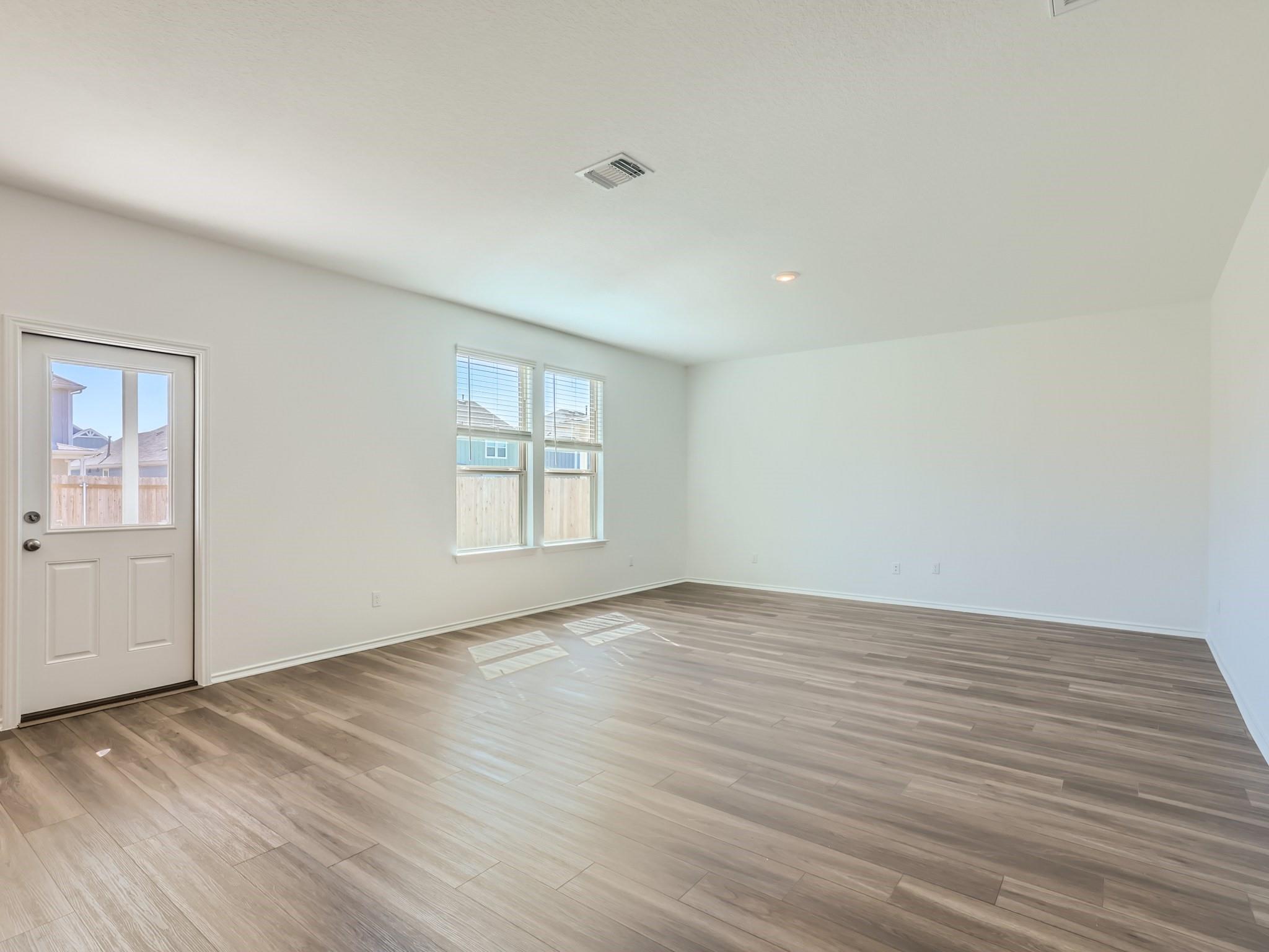 1608 Holly Lake Dr Property Photo 4