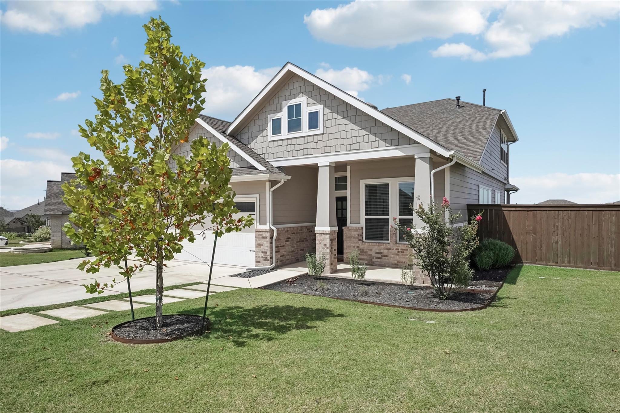 1108 Sweetspire St Property Photo 4