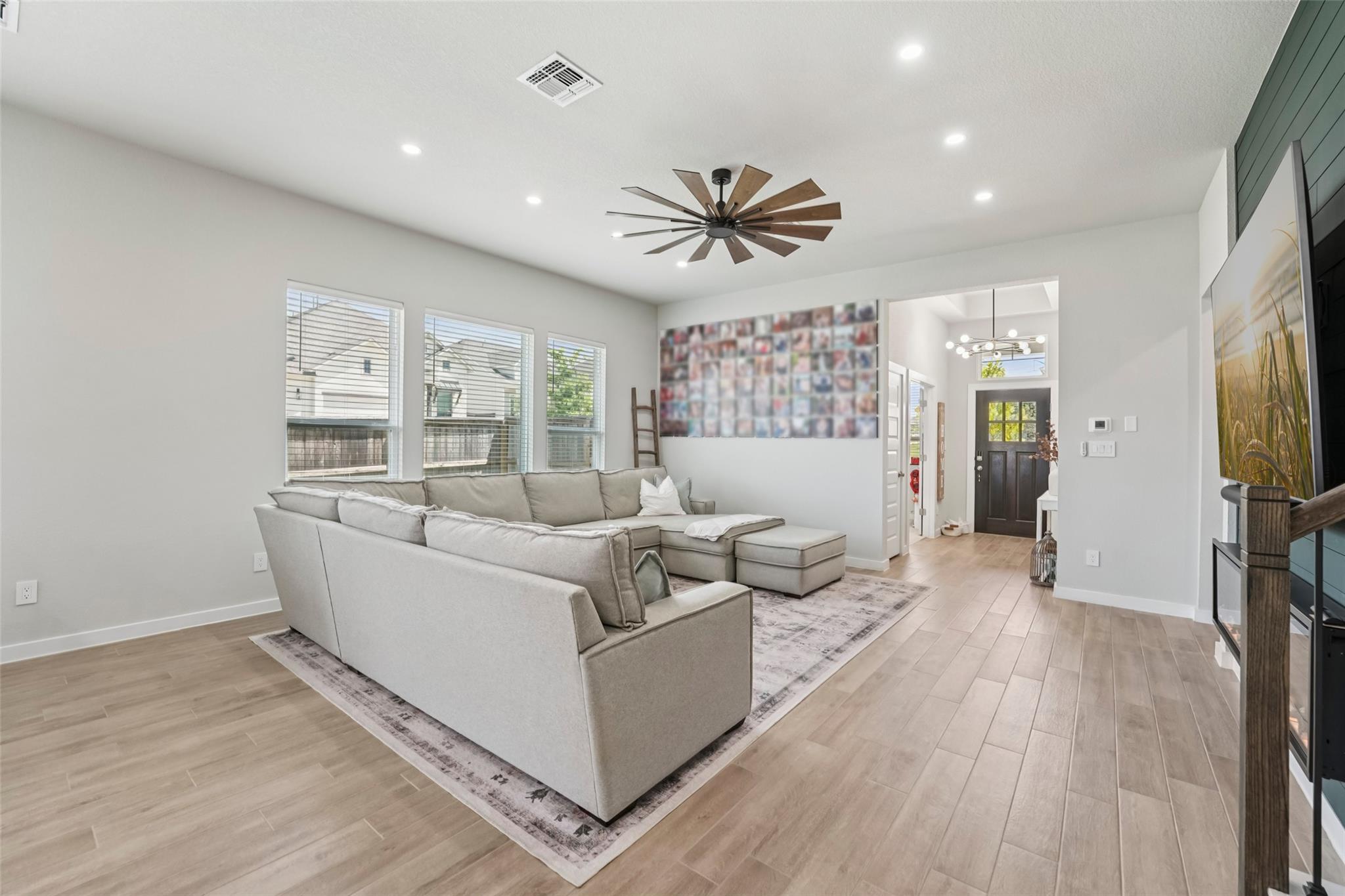 1108 Sweetspire St Property Photo 6