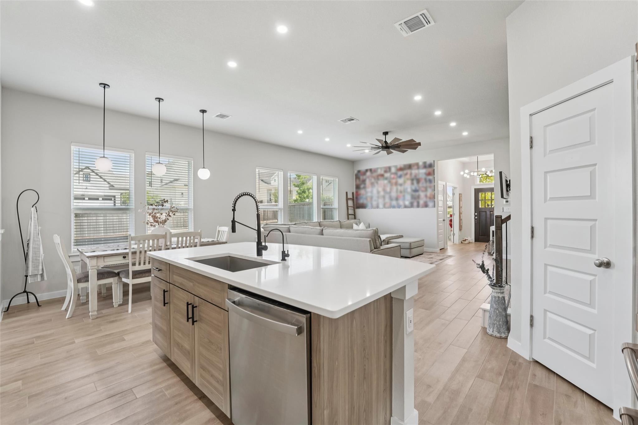 1108 Sweetspire St Property Photo 15