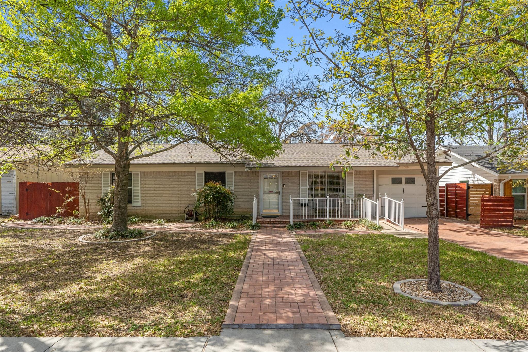 1603 Glencrest Dr Property Photo 2