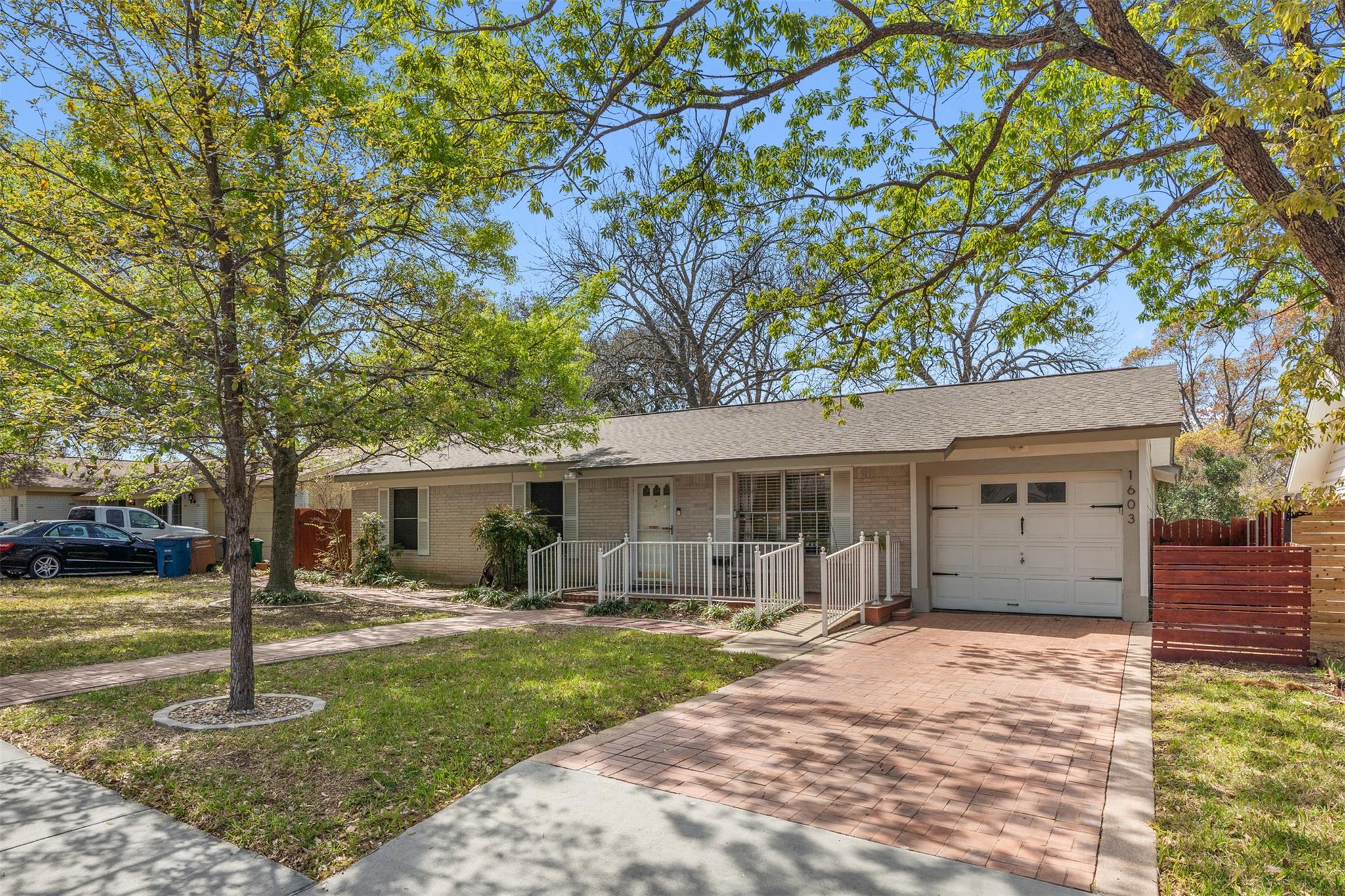1603 Glencrest Dr Property Photo 3