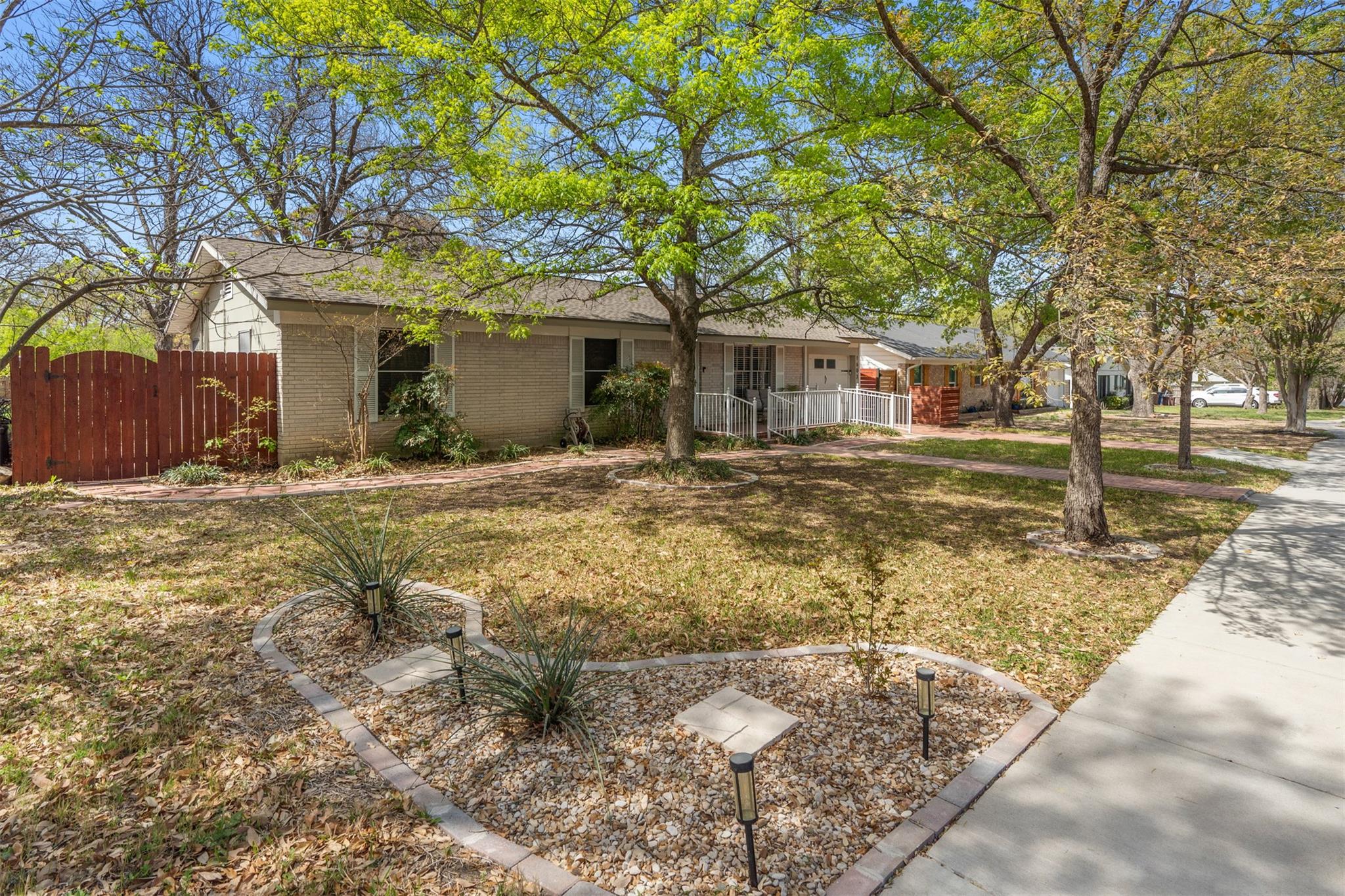 1603 Glencrest Dr Property Photo 4