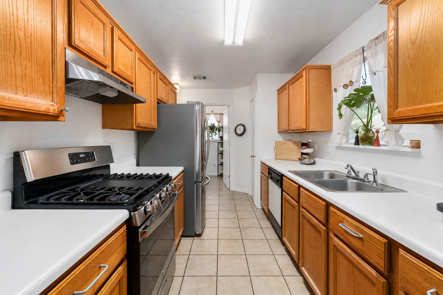 1184 Waller St Property Photo 6