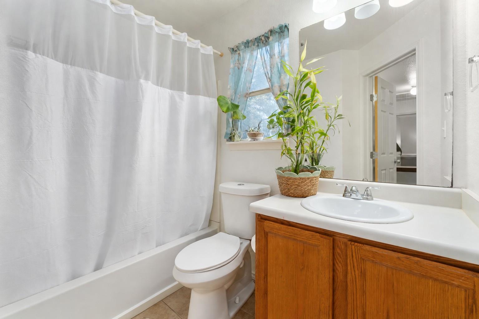 1184 Waller St Property Photo 14