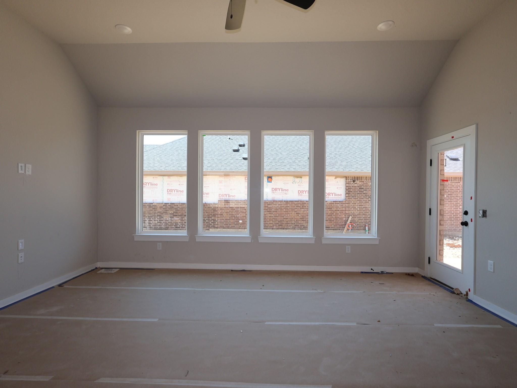 629 Clarissa St Property Photo 5