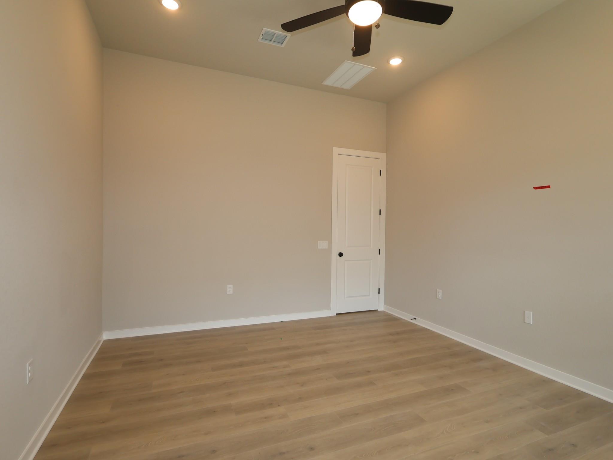 629 Clarissa St Property Photo 11