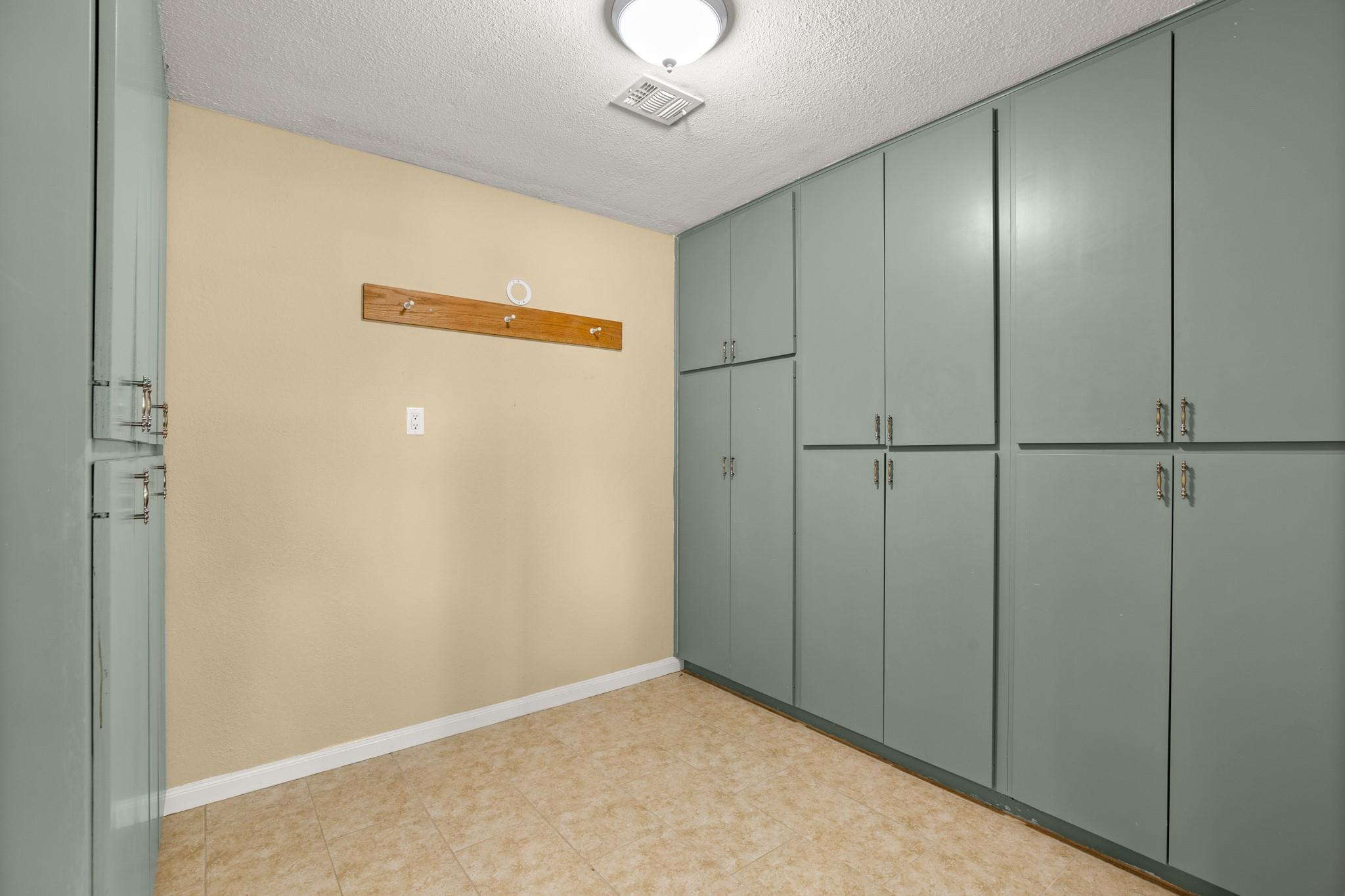 8712 Cele Rd 1 Property Photo 8