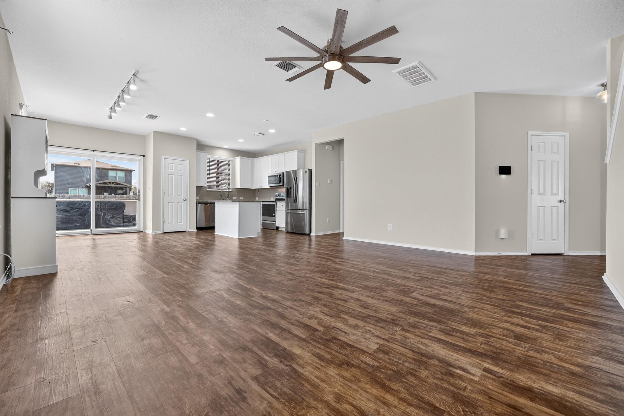 612 Sonterra Blvd Property Photo 4