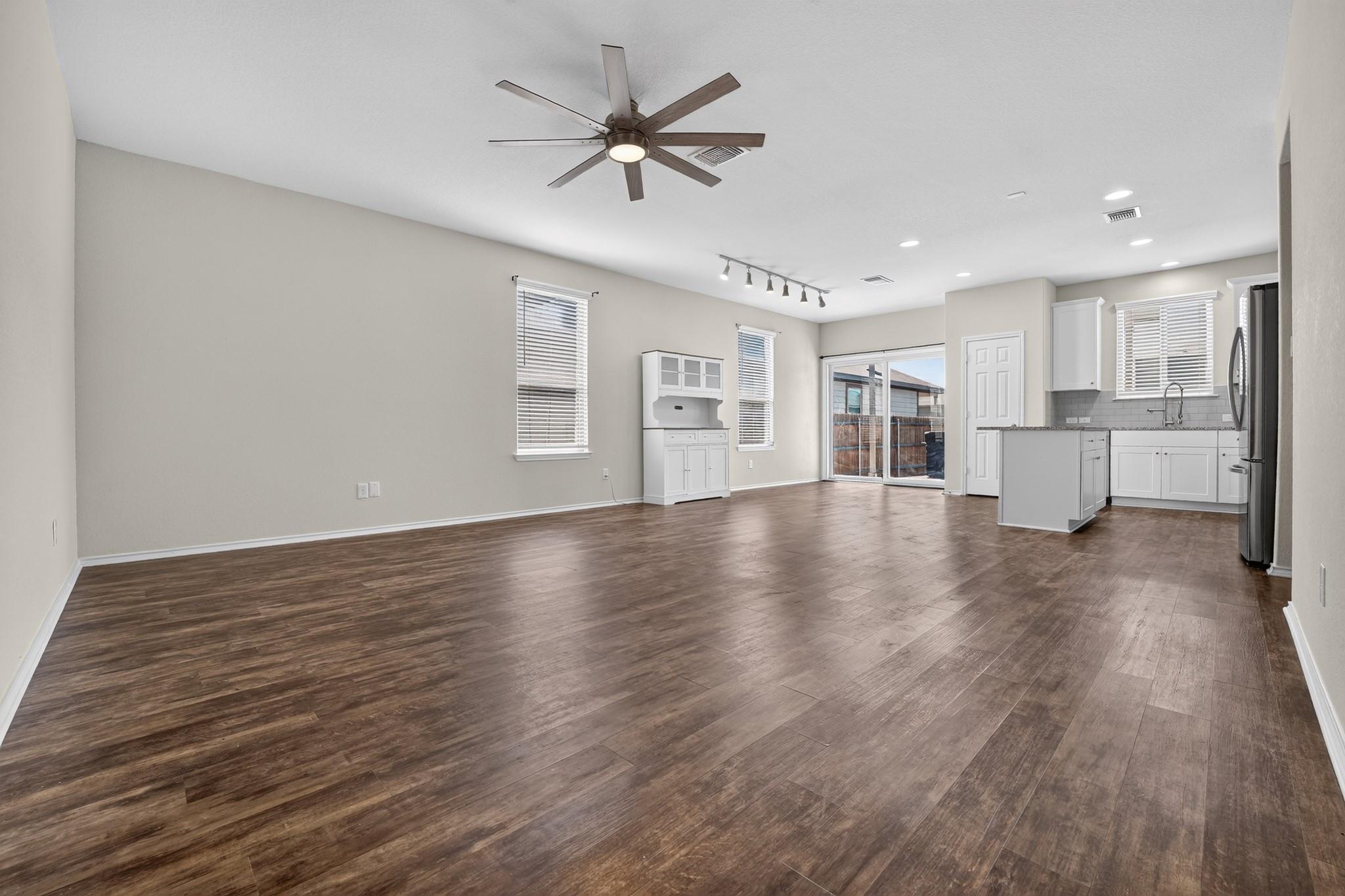 612 Sonterra Blvd Property Photo 6
