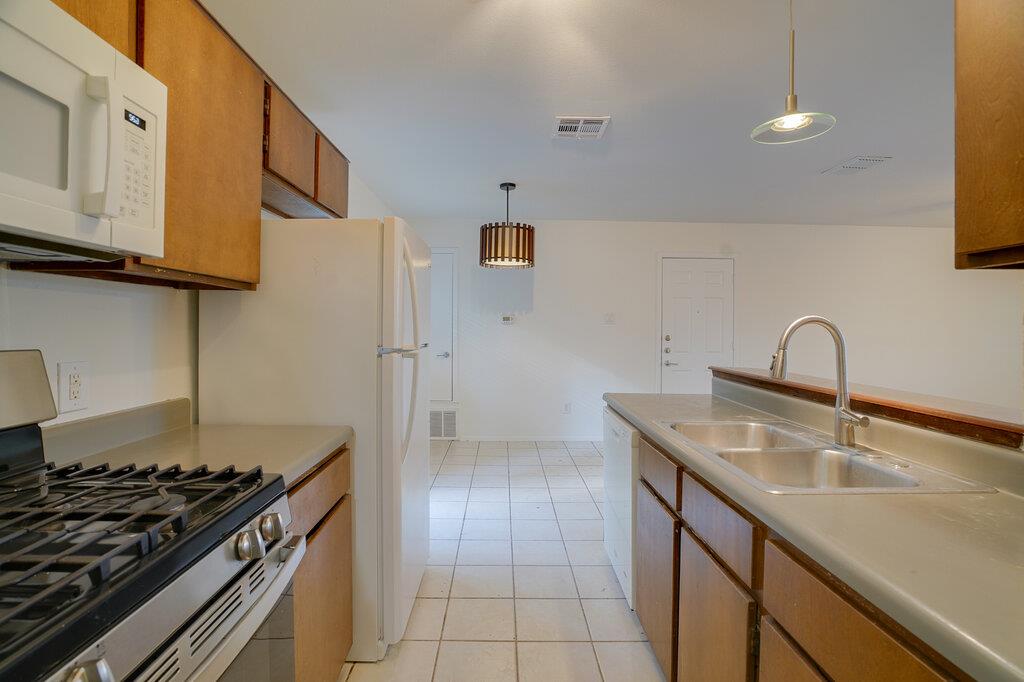 7100 Barnsdale Way Property Photo 3