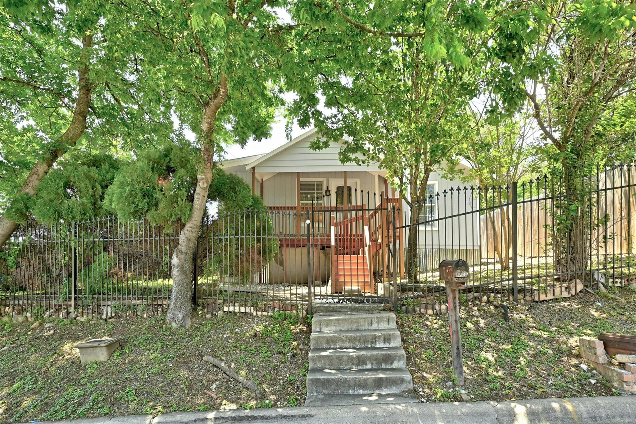1200 Walnut Ave Property Photo 6